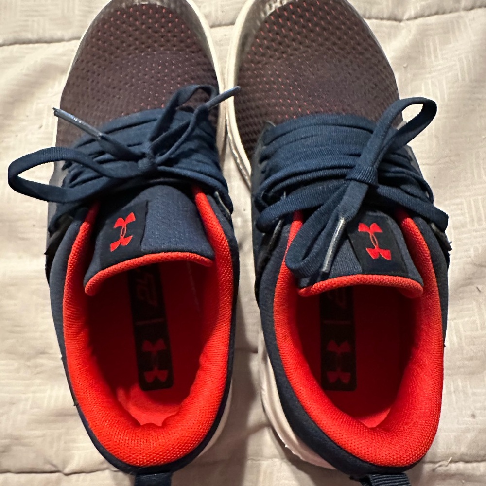 Under Armour 257 sneakers size 4.5 kids or like womans 6.5-7 great condition
